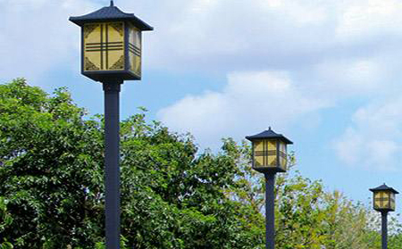 太阳能琼结庭院灯怎么选亮度与续航更耐用